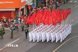 Các khối diễu binh, diễu hành trên đường phố Hà Nội trong Lễ tổng duyệt A80. (Ảnh: Trần Công Đạt/TTXVN)