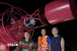 Chiếc phao tiêu hàng hải lớn được người dân phát hiện, trục vớt. (Ảnh: TTXVN phát)