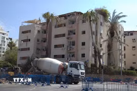 Một tòa nhà chung cư ở đường Levy Eshkol, Tel Aviv bị phá hủy do trúng tên lửa rạng sáng 16/6/2025. (Ảnh: Thanh Bình/TTXVN)