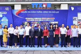 Phó Trưởng ban Thường trực Ban Tuyên giáo và Dân vận Trung ương Lại Xuân Môn cùng lãnh đạo cơ quan và đơn vị chức năng của TTXVN. (Ảnh: Minh Đức/TTXVN)