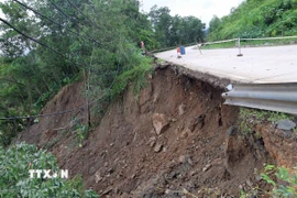 Sạt lở phía taluy âm trên tuyến đường Hồ Chí Minh qua xã Khâm Đức, thành phố Đà Nẵng. (Ảnh: Đỗ Trưởng/TTXVN)