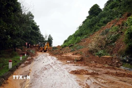 Một điểm sạt lở nghiêm trọng trên tuyến đường Hồ Chí Minh qua xã Khâm Đức, thành phố Đà Nẵng. (Ảnh: Đỗ Trưởng/TTXVN)