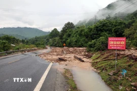 Điểm sạt lở trên tuyến đường Hồ Chí Minh qua xã Bến Giằng (Đà Nẵng) đã được khắc phục tạm, thông tuyến một làn đường. (Ảnh: Đỗ Trưởng/TTXVN)