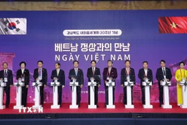 Chủ tịch nước Lương Cường cùng các đại biểu nhấn nút khởi động biểu tượng Hợp tác hữu nghị hướng tới tương lai. (Ảnh: Lâm Khánh/TTXVN)