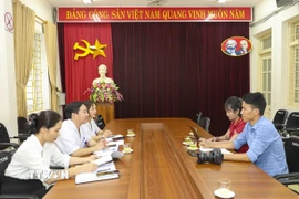 Lãnh đạo Bệnh viện Đa khoa tỉnh Điện Biên trao đổi với phóng viên Cơ quan thường trú TTXVN tại Điện Biên. (Ảnh: TTXVN)