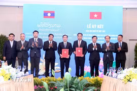 Ký Biên bản ghi nhớ về thỏa thuận hợp tác giữa Thành phố Hồ Chí Minh và thủ đô Vientiane (Lào) giai đoạn 2026-2030. (Ảnh: Xuân Khu/TTXVN)