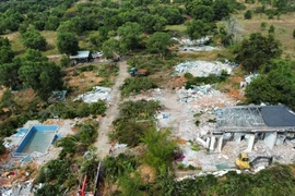 Một khu đất và các công trình xây dựng trái phép bị cưỡng chế, tháo dỡ ở Mũi Né. (Nguồn: Công an phường Mũi Né)