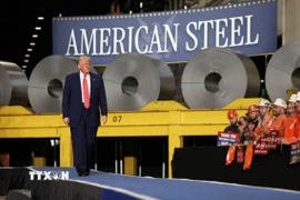 Tổng thống Mỹ Donald Trump thăm một nhà máy của Tập đoàn thép Irvin Works ở West Mifflin, bang Pennsylvania, Mỹ ngày 30/5/2025. (Ảnh: Reuters/TTXVN)