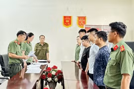 Cơ quan An ninh điều tra, Công an tỉnh Sơn La đọc các quyết định tố tụng đối với 4 đối tượng trong nhóm “chế tạo, tàng trữ, mua bán trái phép vũ khí quân dụng.' (Ảnh: TTXVN phát)