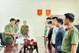 Cơ quan An ninh điều tra, Công an tỉnh Sơn La đọc các quyết định tố tụng đối với 4 đối tượng trong nhóm “chế tạo, tàng trữ, mua bán trái phép vũ khí quân dụng.' (Ảnh: TTXVN phát)