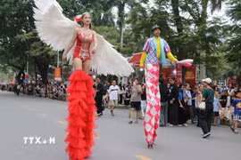 Các diễn viên tham gia diễu hành. (Ảnh: Mạnh Minh/TTXVN)