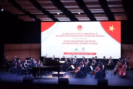 Tổng Bí thư Tô Lâm và Chủ tịch Thượng viện Indonesia Sultan Bachtiar Najamudin tặng hoa cho các nghệ sỹ. (Ảnh: Thống Nhất/TTXVN)