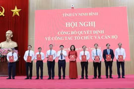 Bí thư Tỉnh ủy Ninh Bình Trương Quốc Huy trao các Quyết định cho lãnh đạo Ban Tổ chức Tỉnh ủy. (Ảnh: Thùy Dung/TTXVN)