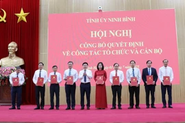 Bí thư Tỉnh ủy Ninh Bình Trương Quốc Huy trao các Quyết định cho lãnh đạo Ban Tổ chức Tỉnh ủy. (Ảnh: Thùy Dung/TTXVN)
