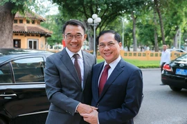 Phó Thủ tướng, Bộ trưởng Ngoại giao Bùi Thanh Sơn đón Quyền Trưởng Ban Đối ngoại Trung ương Đảng Nhân dân Cách mạng Lào Bounlua Phandanouvong. (Ảnh: An Đăng/TTXVN)