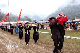 Các thôn của xã Ba Bể dâng lễ cầu mùa tại lễ hội Lồng tồng. (Ảnh: Vũ Hoàng Giang/TTXVN)