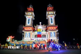 Múa Tứ Linh (Rồng nhang, Ngọc Kỳ Lân, Quy, Phụng) trở thành nét văn hóa-tín ngưỡng độc đáo, thu hút đông đảo du khách trong Đại lễ vía Đức Chí Tôn ở Tây Ninh. (Ảnh: Giang Phương/TTXVN)