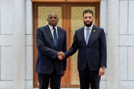 Tổng thống lâm thời Syria, Ahmed al-Sharaa, (phải) chào đón Bộ trưởng Ngoại giao Anh David Lammy tại Damascus, Syria. (Nguồn: SANA/AFP)