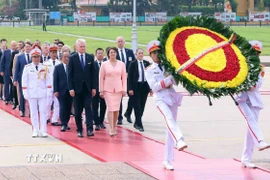 Tổng thống Cộng hòa Litva Gitanas Nauseda và Phu nhân đến đặt vòng hoa và vào Lăng viếng Chủ tịch Hồ Chí Minh. (Ảnh: Phạm Kiên/TTXVN)