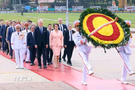 Tổng thống Cộng hòa Litva Gitanas Nauseda và Phu nhân đến đặt vòng hoa và vào Lăng viếng Chủ tịch Hồ Chí Minh. (Ảnh: Phạm Kiên/TTXVN)