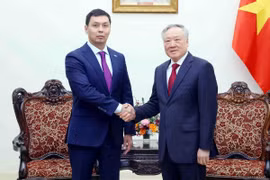 Phó Thủ tướng Thường trực Nguyễn Hòa Bình tiếp Chủ tịch Cơ quan phòng, chống tham nhũng Kazakhstan Zhumagali Askhat. (Ảnh: Phạm Kiên/TTXVN)
