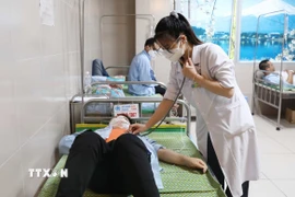 Thăm khám bệnh nhân nghi ngộ độc thực phẩm. (Ảnh minh họa: Thế Duyệt/TTXVN)