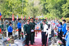 Đại tướng Nguyễn Trọng Nghĩa dự lễ truy điệu và an táng hài cốt liệt sỹ Quân tình nguyện và chuyên gia Việt Nam hy sinh trên nước bạn Lào. (Ảnh: Nguyễn Nam/TTXVN)