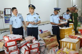 Lực lượng Quản lý thị trường tỉnh Lạng Sơn kiểm kê, thu giữ số thực phẩm đông lạnh không rõ nguồn gốc, xuất xứ. (Ảnh: Quang Duy/TTXVN)