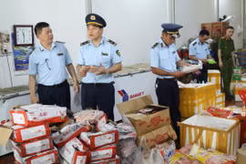 Lực lượng Quản lý thị trường tỉnh Lạng Sơn kiểm kê, thu giữ số thực phẩm đông lạnh không rõ nguồn gốc, xuất xứ. (Ảnh: Quang Duy/TTXVN)