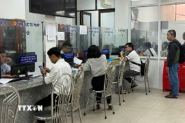 Giải quyết hồ sơ, thủ tục hành chính phục tại Thành phố Hồ Chí Minh. (Ảnh: Hữu Duyên/TTXVN)