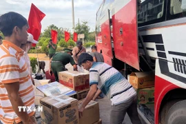 Bộ đội Biên phòng Cửa khẩu quốc tế Lao Bảo kiểm tra phương tiện vận tải và hàng hóa, hành lý xuất nhập cảnh. (Ảnh: Nguyên Linh/TTXVN)