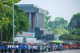Đông đảo người dân và du khách vào Lăng viếng Chủ tịch Hồ Chí Minh, sáng 17/5. (Ảnh: Hoàng Hiếu/TTXVN)