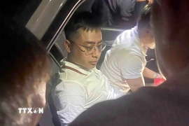 Đối tượng truy nã Bùi Đình Khánh bị lực lượng chức năng bắt giữ vào tối 18/4. (Ảnh: TTXVN phát)