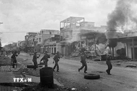 Ngày 9/4/1975, quân ta tiến công vào thị trấn Xuân Lộc, căn cứ phòng thủ trọng yếu của địch bảo vệ Sài Gòn từ phía Đông Bắc. Ngày 21/4, quân địch ở Xuân Lộc tháo chạy, cửa ngõ vào Sài Gòn từ hướng Đông Bắc đã được mở. Ngay từ khi mất Xuân Lộc, Tổng thống Nguyễn Văn Thiệu từ chức. Ảnh: TTXVN