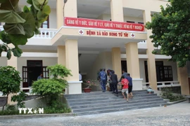 Một ngư dân gặp nạn trong quá trình lao động trên biển được đưa vào cấp cứu ở Bệnh xá Song Tử Tây, đặc khu Trường Sa, tỉnh Khánh Hòa. (Ảnh: TTXVN phát)