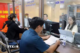 Người dân đến làm thủ tục pháp lý tại Trung tâm Phục vụ hành chính công xã Minh Đài (Phú Thọ). (Ảnh: Tạ Toàn/TTXVN)