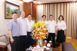 Ông Nguyễn Trọng Nghĩa thăm chúc mừng đồng chí Đinh Thế Huynh, nguyên Ủy viên Bộ Chính trị, Thường trực Ban Bí thư, nguyên Tổng Biên tập Báo Nhân Dân. (Ảnh: Phương Hoa/TTXVN)