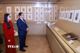 Thủ tướng Phạm Minh Chính và Phu nhân tham quan Bảo tàng Quai Branly. (Ảnh: Dương Giang/TTXVN)