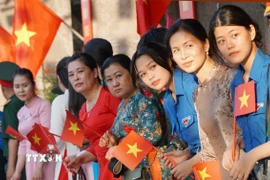 Người dân thành phố Đà Nẵng chờ đợi đoàn tàu chở các cán bộ, chiến sỹ hoàn thành nhiệm vụ trở về. (Ảnh: Quốc Dũng/TTXVN)