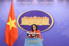 Người phát ngôn Bộ Ngoại giao Phạm Thu Hằng chủ trì họp báo. (Ảnh: An Đăng/TTXVN)