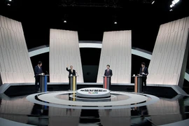 Các ứng viên tranh cử Tổng thống Hàn Quốc (từ trái sang): Lee Jae Myung của đảng Dân chủ (DP), Kwon Young Kook của đảng Lao động Dân chủ, Kim Moon Soo của đảng Quyền lực Quốc dân (PPP) và Lee Jun Seok của đảng Cải cách mới (NRP) tại cuộc tranh luận trực tiếp cuối cùng trên truyền hình ở Seoul tối 27/5/2025. (Ảnh: Yonhap/TTXVN)