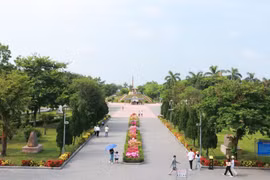 Đông đảo người dân và du khách đến dâng hương, dâng hoa tri ân các Anh hùng liệt sỹ tại Thành cổ Quảng Trị. (Ảnh: Tường Vi/TTXVN)