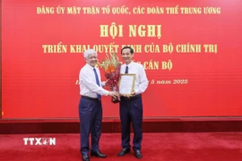 Bí thư Đảng ủy Mặt trận Tổ quốc, các đoàn thể Trung ương, Chủ tịch Ủy ban Trung ương Mặt trận Tổ quốc Việt Nam Đỗ Văn Chiến trao Quyết định Phó Bí thư Đảng ủy Mặt trận Tổ quốc, các đoàn thể Trung ương cho ông Nguyễn Thái Học. (Ảnh: TTXVN phát)