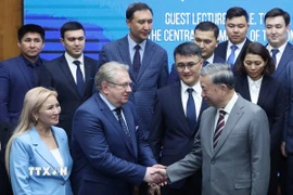 Tổng Bí thư Tô Lâm và lãnh đạo, giảng viên, học viên Học viện Hành chính Công trực thuộc Tổng thống Kazakhstan. (Ảnh: Thống Nhất/TTXVN)