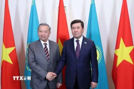 Tổng Bí thư Tô Lâm hội kiến Chủ tịch Hạ viện Kazakhstan, Chủ tịch Đảng Amanat cầm quyền Erlan Koshanov. (Ảnh: Thống Nhất/TTXVN)
