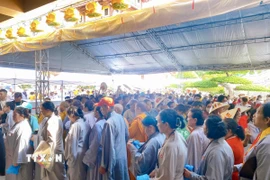 Hàng dài người dân, phật tử vào chiêm bái xá lợi. (Ảnh: Hồng Giang/TTXVN)