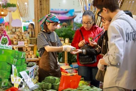 Hội chợ mùa Thu 2025 thu hút đông đảo người dân và du khách mua sắm và tham quan. (Ảnh: Khánh Hòa/TTXVN)