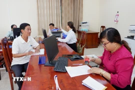 Người dân đến giải quyết thủ tục hành chính tại Trung tâm Phục vụ hành chính công xã Mỹ Yên, tỉnh Tây Ninh. (Ảnh: Đức Hạnh/TTXVN)