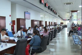 Làm thủ tục hành chính tại Trung tâm phục vụ hành chính công tỉnh Long An. (Nguồn: Báo và Đài Phát thanh Truyền hình Long An)