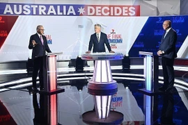 Thủ tướng Australia Anthony Albanese (trái) và lãnh đạo liên đảng đối lập Peter Dutton tại cuộc tranh luận trực tiếp lần thứ 4 ở Sydney tối 27/4/2025. (Ảnh: Getty Images/TTXVN)